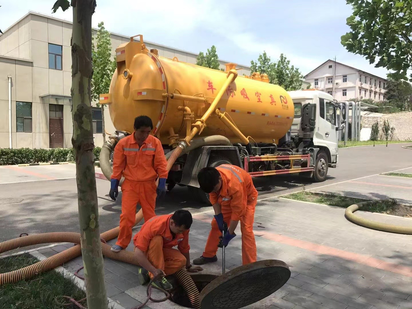 米林管道疏通车停在窨井附近