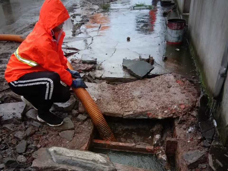 米林专业清理污水池 炜誉市政以规范流程守护城市 “肠道”